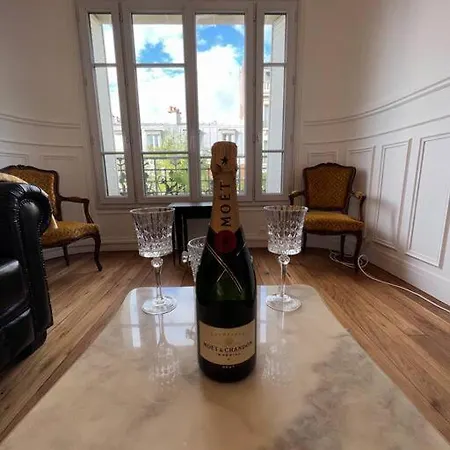 Luxury Parisian Apartment *